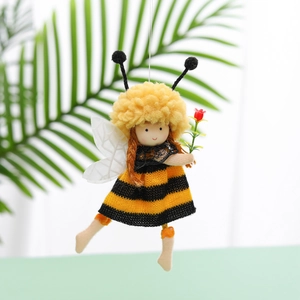 Poupée fée bourdon artisanale avec robe à rayures et ailes pour décoration de la fête des abeilles