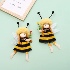 Lot de deux adorables poupées abeilles avec robes à rayures et ailes sur fond vert pastel