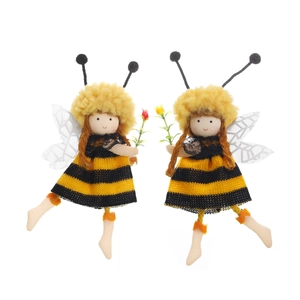 Paire de poupées fées abeilles avec robes tricotées rayées et ailes en tulle