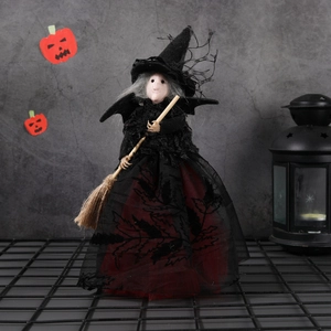 Poupée de sorcière d'Halloween en dentelle noire avec balai pour déco de table