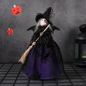 Poupée de sorcière Halloween avec chapeau dentelle et robe violette sur fond citrouille