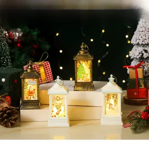 Detail van kerstlantaarns met warm LED-kaarslicht en feestelijke vakantiepatronen