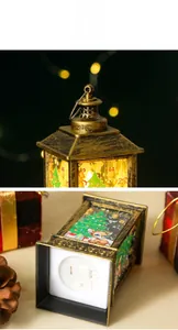 Detail van de kerstlantaarn met feestelijke boompatronen en batterijvak aan onderzijde