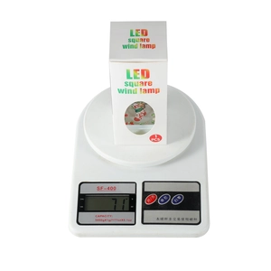Kerstmis LED vierkante lantaarn met kerstsok patroon in een geschenkverpakking