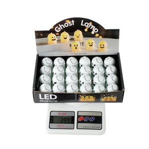Makroaufnahme eines 24-teiligen LED-Geisterlampen-Sets in schwarzer Box auf einer Waage
