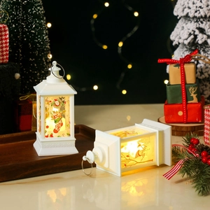 Witte LED-kerstlantaarn met Kerstmanpatronen en warm licht op een feestelijke achtergrond