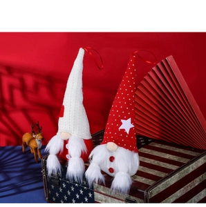 Nahaufnahme der rot-weißen gestrickten Weihnachtswichtel mit flauschigen Bärten und Kordeln