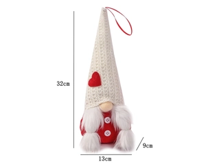 Detailansicht eines gestrickten Weihnachtswichtels mit Maßen von 32 cm auf weißem Hintergrund