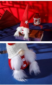 Detail von Weihnachtswichteln mit Strickmützen und Sternmustern auf Vintage-Büchern