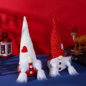 Weihnachtliche Gnom-Plüschfiguren mit rot-weißen Strickmützen und langen weißen Bärten