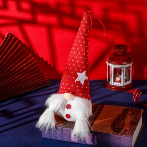 Weihnachts-Wichtel-Plüschanhänger mit roter Punkte-Mütze und weißem Stern-Detail
