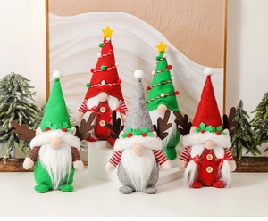 Drei festliche Weihnachtswichtel mit Rentiergeweihen auf weißen Podesten präsentiert