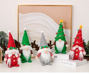 Detailansicht von fünf bunten Weihnachtsgnomen mit Elchgeweihen und Plüschmützen