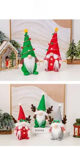 Detail von Weihnachts-Wichteln aus Plüsch mit Strickmützen, Geweihen und weißen Bärten