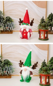 Nahaufnahme der Weihnachts-Wichtelfigur mit Rentiergeweih und festlichem Strickmuster