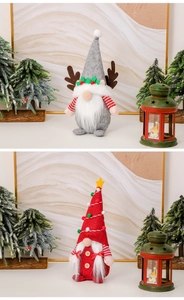 Detail von Weihnachts-Wichtel-Plüsch mit Rentiergeweih und Sternenmützen-Dekoration