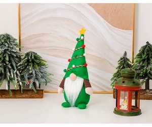Detailansicht eines grünen Weihnachtsbaum-Gnomes mit bunten Bommeln und weißem Bart