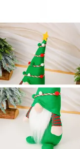 Makro-Detail von Weihnachts-Gnom-Dekoration mit rot-grünen Ärmeln und langem weißem Bart