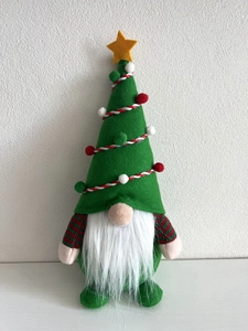 Detail eines Weihnachtsgnoms mit grünem Filzhut, gelbem Stern und weißem Plüschbart