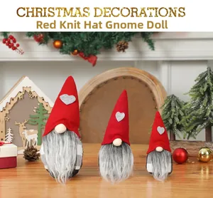 Gnomes de Noël en tricot avec cœurs gris sur fond de décoration intérieure festive