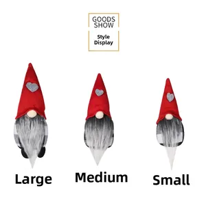 Trois gnomes de Noël rouge et gris avec chapeaux à cœur en tailles S, M et L
