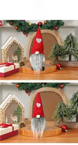 Vue détaillée d'un gnome de Noël avec bonnet rouge en tricot et motif en cœur