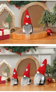 Trois tailles de gnomes de Noël avec chapeaux rouges tricotés et cœurs gris sur bois