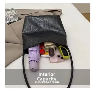 Vue intérieure montrant la grande capacité pour parapluie et téléphone du sac cabas croco