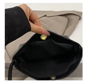 Vue détaillée du fermoir magnétique doré sur un sac cabas en cuir noir de qualité