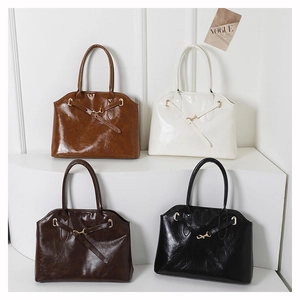 Maillard-Stil Muschel-Tragetasche in vier Farben mit Glanzfinish und Metallschnallen