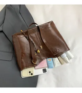 Détails de l'intérieur d'un sac cabas marron montrant sa grande capacité de rangement