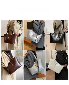 Sacs cabas chics en marron, argent, noir et blanc présentés dans des cadres modernes