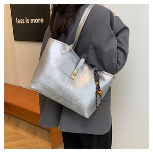 Sac fourre-tout argenté métallisé avec texture vieillie et fermoir doré sur modèle