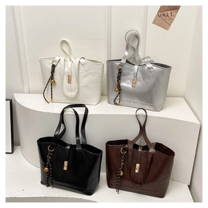 Sacs cabas matelassés en quatre couleurs avec bandoulière chaîne et charms tressés