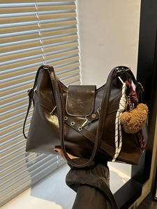 Vintage PU Leather Women Shoulder Tote Bag Large Capacity Crossbody Backpack With Metal Grommets Bear Charm Fashion Bag