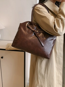 Retro dunkelbraune Leder-Tote-Bag mit goldener Hardware und großem Fassungsvermögen für Pendler