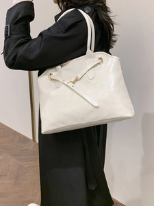 Große weiße Tragetasche aus Lackleder mit goldenen Metalldetails und Schultergurt