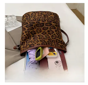 Interno della borsa a secchiello leopardata con ampio spazio per tablet e ombrello