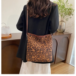 Dettaglio di una borsa a tracolla con stampa leopardata marrone indossata da una modella