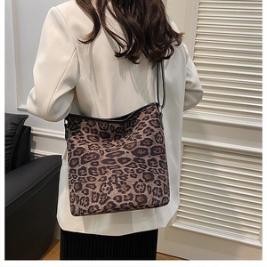 Vista dettagliata della borsa tote leopardata indossata da una modella in stile casual