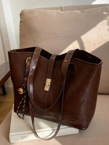 Grand Sac Fourre-Tout Femme en Similicuir Avec Serrure Métallique et Charme de Gland Rétro Navetteur Bureau Quotidien