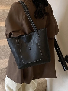 Schwarze gewebte Shopper-Tasche mit Kontrastnähten und Fronttasche am Modell