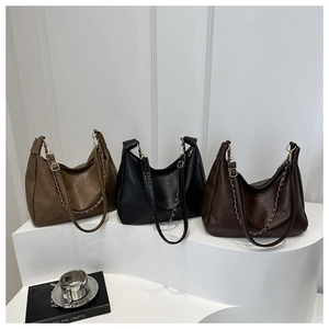 Trois sacs cabas minimalistes en similicuir noir, marron et kaki avec chaîne en métal