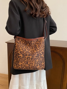 Grande borsa a secchiello leopardata da donna con tracolla marrone moda autunno