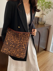 Secchiello chic con stampa leopardata e tracolla regolabile per un look autunnale