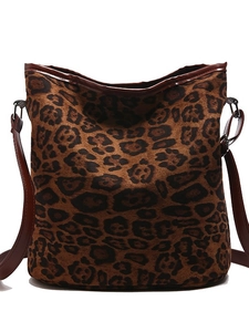Borsa a secchiello leopardata in finto scamosciato con tracolla regolabile in pelle