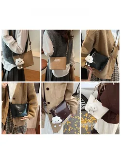 Modella che indossa borse a tracolla quadrate minimaliste in vari colori alla moda