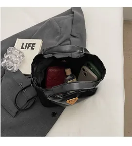 Intérieur spacieux du cabas vintage noir montrant une grande capacité de rangement