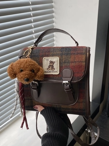 Mini Sac à Dos pour Femmes en Laine à Carreaux Vintage Style Preppy Épissage Contrasté Avec Pendentif Ours