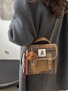 Sac à bandoulière rétro en laine à carreaux avec garniture en cuir et ours en peluche
